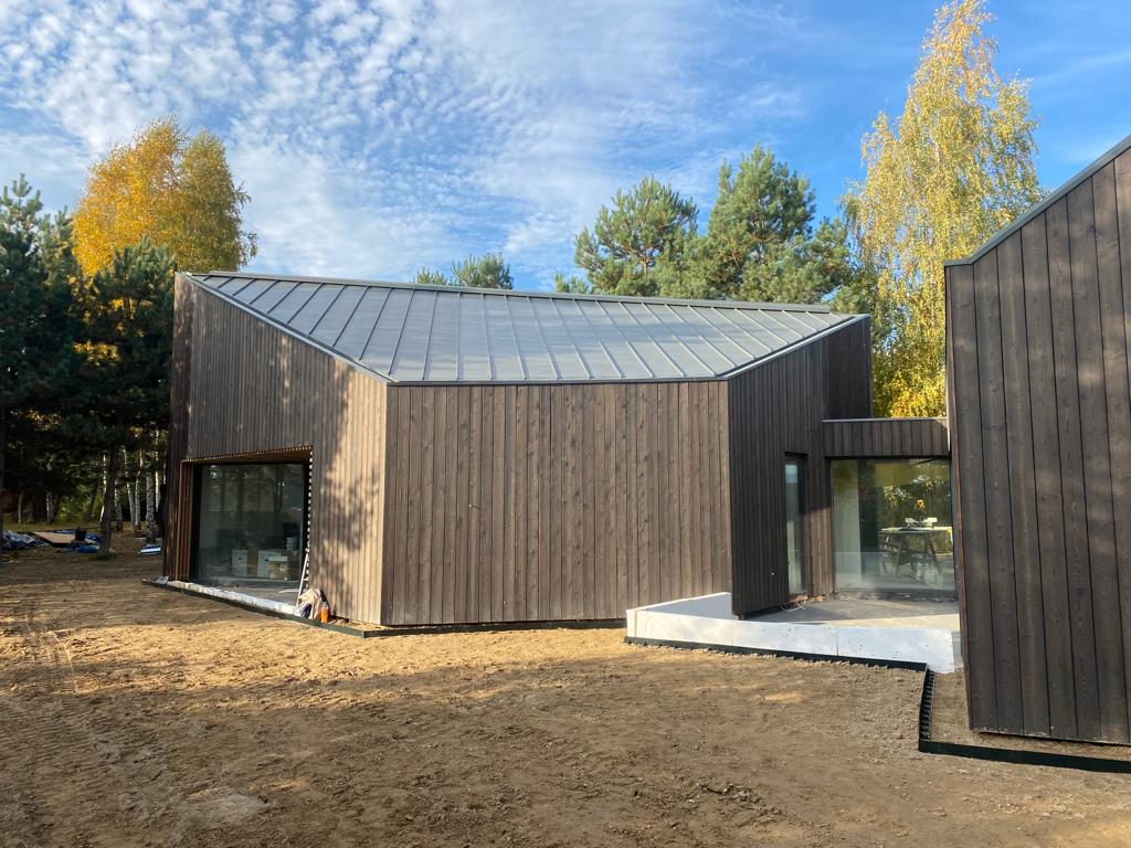 Haus mit geometrischen Formen