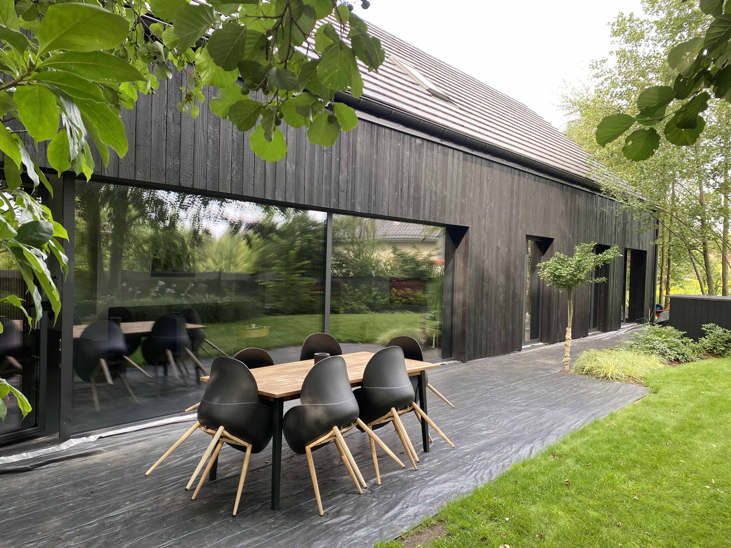 Moderne Scheune im schwarzen Look