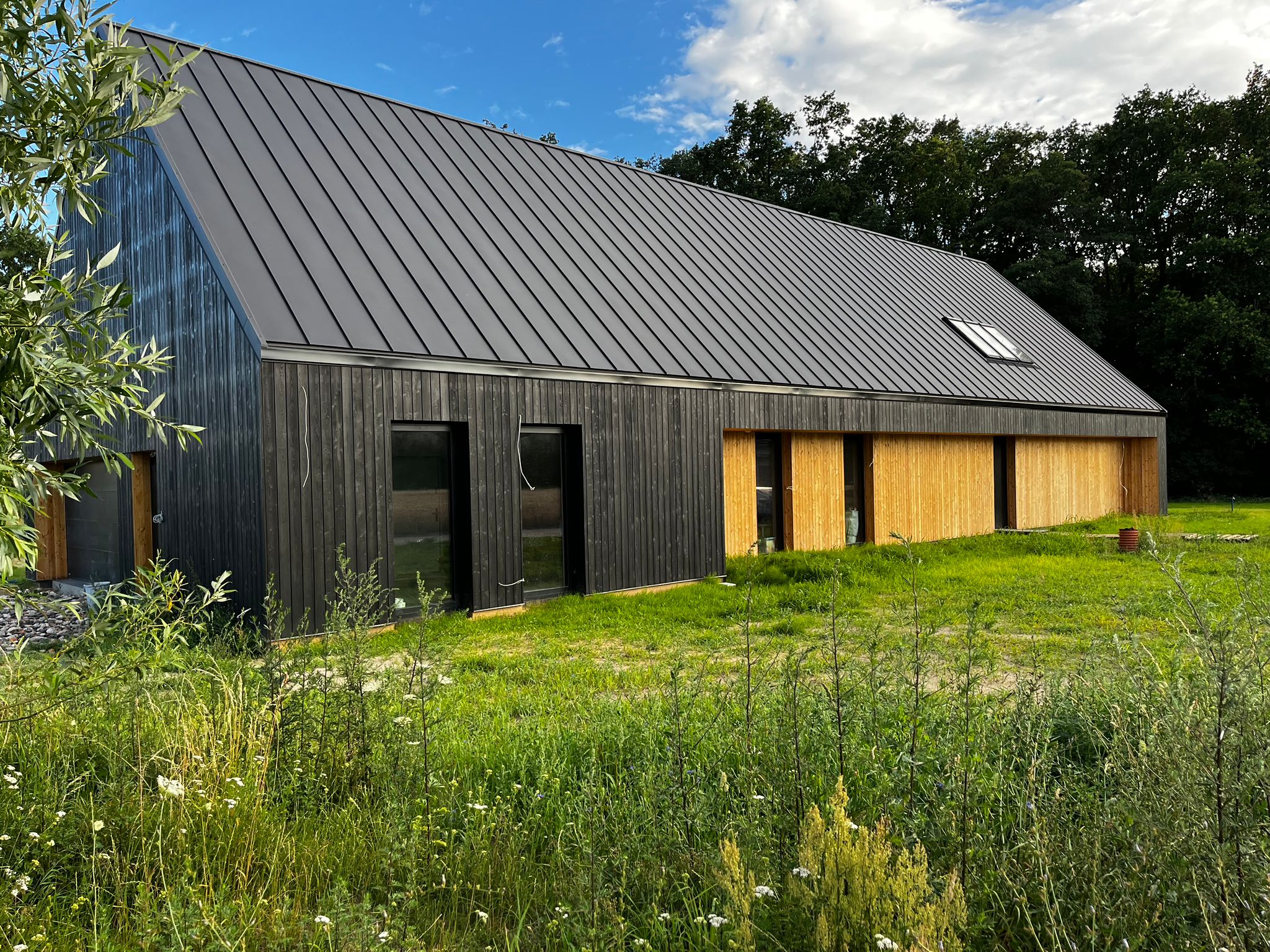 Schwarze Scheune am See