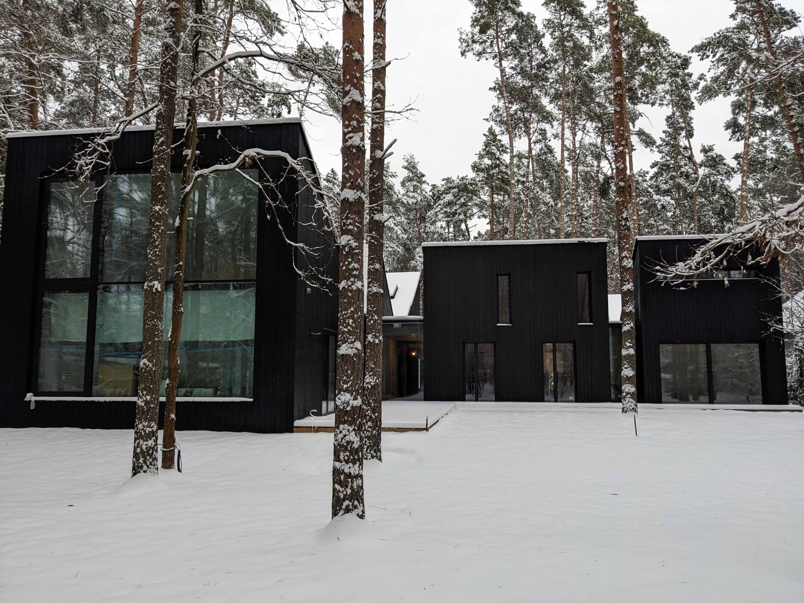Ein Haus, das aus einigen nebeneinander liegenden Volumen besteht
