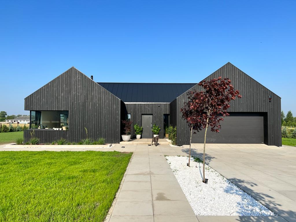 Moderne Scheune in Schwarz